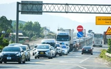 Ô tô đổ dồn về cao tốc Hòa Liên - Túy Loan cuối kỳ nghỉ Tết