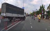 TP.HCM: Từ clip trên MXH, xử phạt tài xế xe tải băng qua dải cọc tiêu trên đường Đỗ Mười
