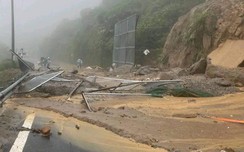 Đội mưa phân luồng, ngăn phương tiện qua điểm sạt lở đèo Hải Vân