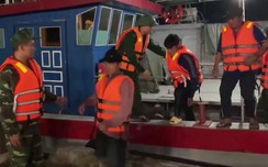 10 thuyền viên trên tàu cá đlink w88g chìm trên biển Quảng Bình được cứu sống thế nào?