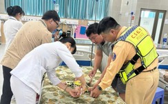 CSGT cao tốc số 7 dùng link w88 đặc chủng đưa bé trai đi cấp cứu kịp thời