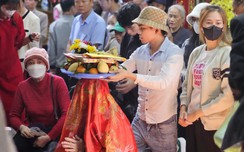 Đền Trần đông kín khách dâng hương, xin lộc đầu năm