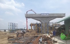 Lắp những phiến dầm đầu tiên cầu Tân Bửu trên đường Vành đai 3 qua Long An