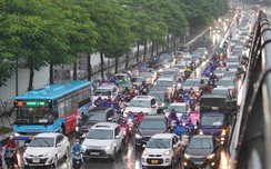 Mưa kéo dài, người dân w88 apk chật vật di chuyển trên đường phố ùn tắc