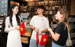 Thanh Thủy, Bùi Khánh Linh và dàn mỹ nhân Việt tặng cờ Việt w88 đến du khách quốc tế