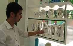 Hoang mang nước phích xuất hiện cặn lấp lánh