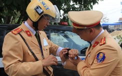 Bắc Giang: Gắn camera trên áo, mũ CSGT, người vi phạm hết cãi