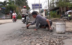Ông lão tật nguyền bán vé số dành tiền vá đường