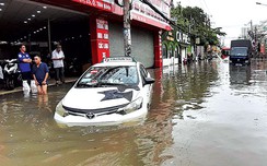 Người dân w88 com.HCM khốn khổ vì mưa ngập