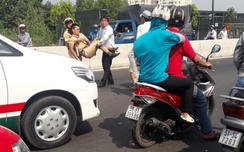 CSGT bị tông gãy chân đang khá nguy kịch
