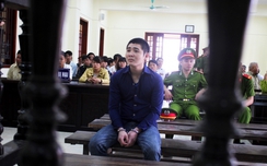 Kẻ thiêu chết vợ con òa khóc tại tòa