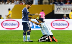 Sốc với hình ảnh fan cuồng quỳ lạy Messi ở Copa America 2016