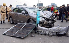 Honda Civic đâm xe ba gác, tài xế nguy kịch