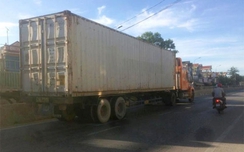 Tin TNGT mới nhất: Cụ ông chết thảm dưới gầm xe container