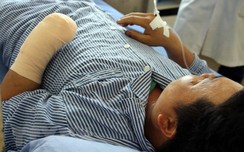 Phẫu thuật thành công cho bệnh nhân dập bàn tay do nổ đèn pin