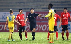 Trọng tài bẻ còi trận Long An – Thanh Hóa bị “trảm”