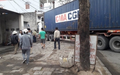 Xe container mất lái, lao thẳng vào nhà dân