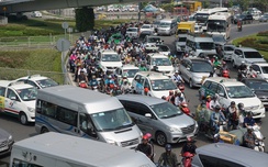 Cửa ngõ sân bay Tân Sơn Nhất ùn tắc vào trưa 23 tháng Chạp