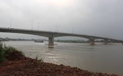 Đâm vào tàu cát, tàu chở 1.000 tấn xi-măng chìm dưới cầu Tân Phong