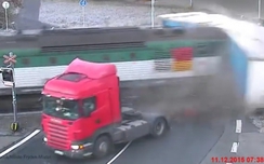 Kinh hoàng tàu hỏa đâm đứt đôi container, tài xế suýt chết