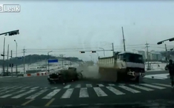 Video: Xe tải đâm nát ô tô con, suýt cán chết w88 bộ