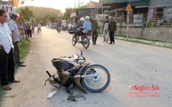 Xe máy tông nhau nát đầu, hai người nguy kịch