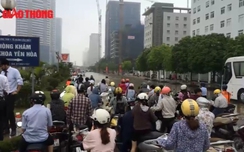 Video: Dân w88 -- link mới nhất "vứt" xe vì nước ngập cao, tắc đường kéo dài