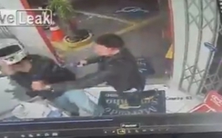Video: Suýt bị chủ tiệm tạp hóa bắn vì trộm... vỏ chai Coca