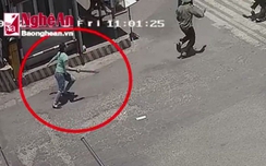Video: "Nữ quái" vác mã tấu truy sát nhân viên bến xe w88 link vao w88 moi nhat