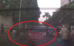 Video: Ô tô bất ngờ mở cửa hất văng w88 com mobile máy lên vỉa hè