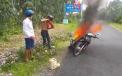 Video:Người dân nhìn xe cháy trơ khung vì không biết dùng bình cứu hỏa