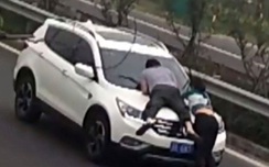 Video: Cặp đôi ôm nắp capo ô tô phóng gần 100km/h