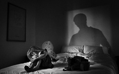 Vừa ra tù, gã dượng đồi bại lại cưỡng hiếp con riêng của vợ