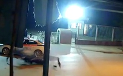Video: Xe máy lao như điên vào đuôi taxi, nam w88 luxury link w88 nguy kịch