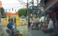 Video: w88.vin.link máy "gục ngã" trước đầu ôtô vì rẽ không giảm tốc độ