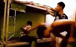 Nam sinh bị 3 bạn đánh đập trong KTX khiến dân mạng dậy sóng
