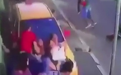 Taxi cán hàng loạt người đi bộ, tài xế bỏ chạy thục mạng