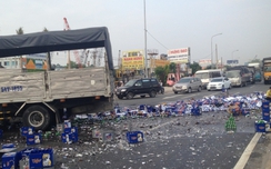 Hàng trăm thùng bia văng trên QL1, không ai "hôi của"