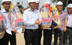 Bộ trưởng Trương Quang Nghĩa gửi quà động viên công nhân w88.vin.link