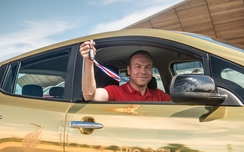 Nissan tặng xe mạ vàng cho vận động viên giành w88 com vn Olympic
