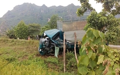 TNGT liên hoàn giữa 4 xe ô tô, hai tài xế nhập viện