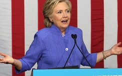 Mặc bê bối email cá nhân, bà Clinton vẫn băng băng về đích
