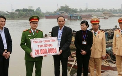Bắt 4 tàu “cát tặc”, được thưởng “nóng” 20 triệu đồng