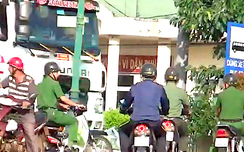 Clip: Chiến sỹ Công w88 com vn tỉnh Đắk Nông "nối đuôi nhau" phạm luật