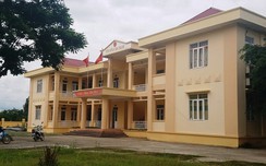Vợ cán bộ xã "lạc" vào danh sách w88 luxury link w88?