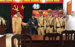 CSGT Hà Nội kịp giúp 1 phụ nữ về quê ăn Tết