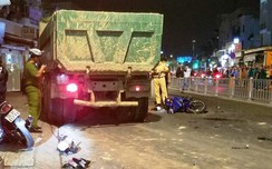 TP.HCM: Xe ben "đại náo" húc văng 6 xe máy trong đêm