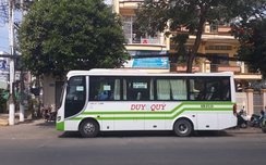Tạm đình chỉ tài xế vừa điều khiển xe khách vừa ghi chép