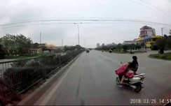 Video: 'link w88' vừa lái xe vừa buông tay để cởi áo mưa