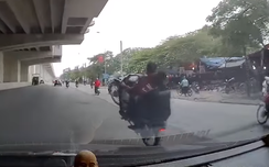 Hai thanh niên không mũ bảo hiểm "bốc đầu" w88 -- link mới nhất giữa Hà Nội
